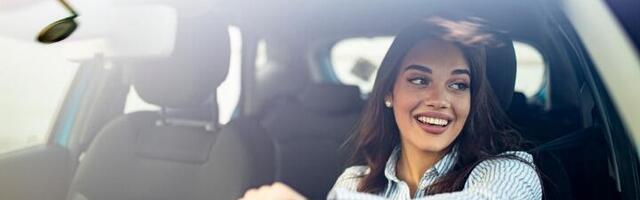 Držite obe ili jednu šaku na volanu? Zavisi od karaktera