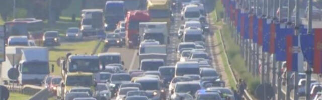 PRVE SLIKE LANČANOG SUDARA KOD TOŠINOG BUNARA, STVORILE SE KILOMETARSKE KOLONE DO KONJARNIKA U udesu učestvovalo 5 automobila
