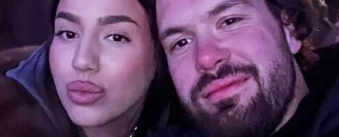 ČOLINA ĆERKA GRMI U MINIĆU, DEČKO JOJ OKRUŽEN TRUBAČIMA Lom na crnogorskom primorju - Una istakla i dekolte, a evo ko im pravi društvo (FOTO)