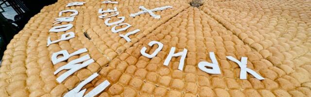 LOMLJENJE BOŽIĆNE ČESNICE ISPRED HRAMA SVETOG SAVE: U česnici teškoj 200 kilograma, čak 33 zlatna dukata za dečicu!