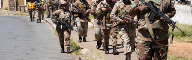 Војска на улицама Јоханесбурга: почела велика операција против банди и илегалних рудара