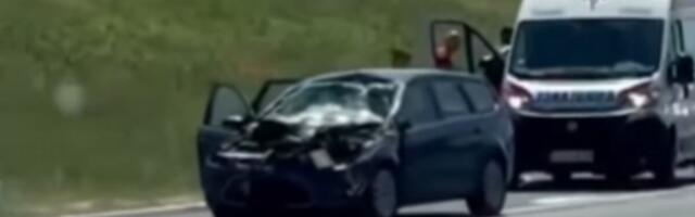JEZIV UDES NA AUTO-PUTU KOD BEŠKE: Automobil uništen, rasuta srča, Hitna pomoć na terenu (VIDEO)