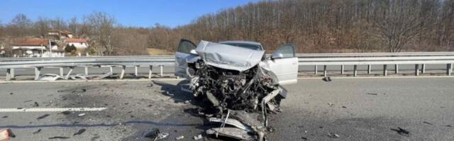 AUTO POTPUNO SMRSKAN OD SILINE UDARCA! Na ulazu u Novi Sad došlo do LANČANOG sudara