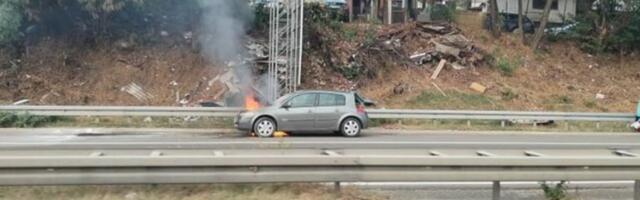 GORI AUTOMOBIL KOD KONJARNIKA: Vatra zahvatila haubu, plamen se širi! (FOTO)