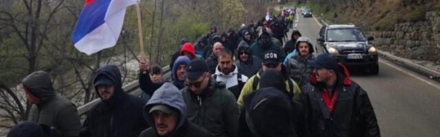VIJORE SE SRPSKE TROBOJKE: Srbi sa KiM hrabro i ponosne pešače ka Kraljevu (VIDEO)