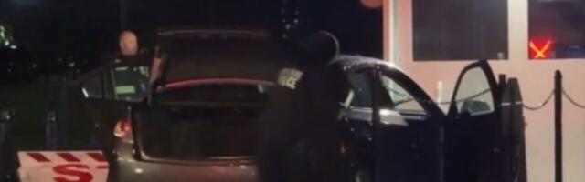 Muškarac uhapšen, zakucao se autom u ogradu Američke tajne službe (VIDEO, FOTO)