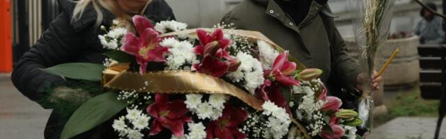LEONTINA DONELA CVEĆE KOJE SIMBOLIZUJE LJILJINO IME: Pevačica se oprostila od dugogodišnje saradnice, ispratila je na večni počinak