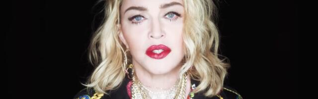 Da li je zbog 38 godina mlađeg dečka “poludela”, pa obukla ovo? (FOTO)