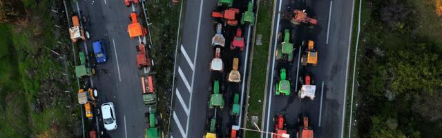 HILJADE TRAKTORA NA PUTEVIMA U GRČKOJ: Odluka o nastavku protesta biće doneta SUTRA, vlada tvrdi da je poljoprivrednciima ispunila polovinu zahteva (FOTO)