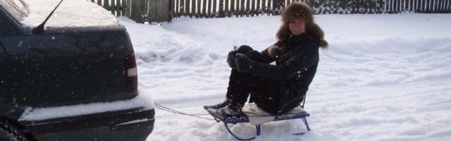 Devojke pale sa sanki koje je vukao auto, na njih naletelo drugo vozilo: One teško povređene