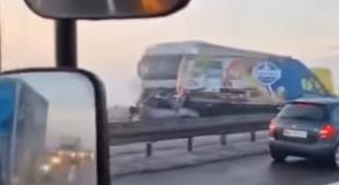 AUTO SMRSKAN KAO KONZERVA I ZAROBLJEN ISPOD ŠLEPERA! Prvi snimak sudara na Pupinovom mostu: Bilo je jezivo, pitao sam se ima li živih (video)