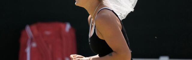 HIT! SABALENKA ODNELA ŠOU NA INDIJAN VELSU - OBUKLA SE KAO MLADA I NAPRAVILA FEŠTU! Stavila veo na glavu, uzela bidermajer i nasmejala ceo svet! FOTO