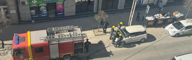 Zapalio se automobil u centru, spasen brzom intervencijom vatrogasaca (FOTO)