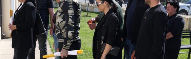 KOLONE KRNULE KA GROBLJU: Četrdeset dana od smrti Dragana Lazića, Kaća pognula glavu, MAJKA BRANKA NE PROGOVARA OD TUGE! (VIDEO)