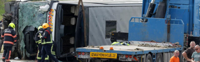 NOVI SNIMCI UŽASA U BUGARSKOJ! Autobus u kanalu - SVE VRVI OD VATROGASACA! (VIDEO)