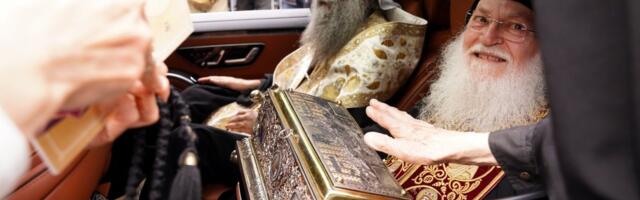 Suze, jurnjava za automobilom i more cveća: Pogledajte potresne scene ispraćaja Časnog pojasa, skoro milion Srba na nogama!  (FOTO/VIDEO)