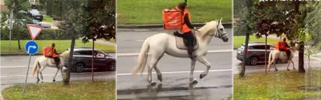 (VIDEO) Da li verujete da je ovo Rusija?! Ukrajinci gledaju i valjaju se od smeha: Znate li na čemu Putinov narod prenosi robu?
