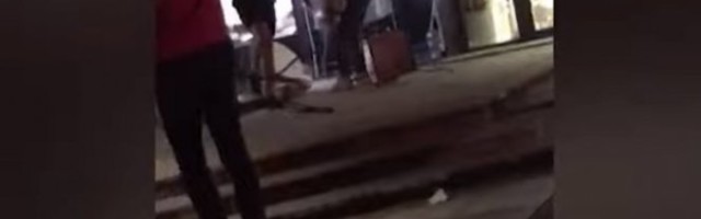 ZVERSKO NASILJE, OVAJ SNIMAK JE ZAPREPASTIO SRBIJU! Nasilnici brutalno ŠUTIRAJU mladića dok on NEPOMIČNO LEŽI NA PODU! Video