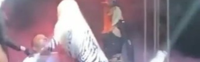 RASTRGLE GA K'O HIJENE! Pocepala mu košulju, sela u krilo i POČELA DA MEŠA - KARLEUŠA SE SKROZ OPUSTILA! (FOTO + VIDEO)