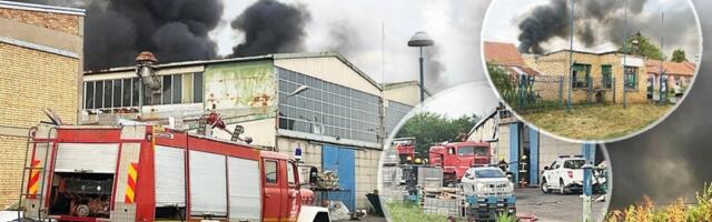 Veliki požar na Voždovcu! Gori krov kuće