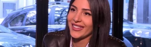 ANASTASIJA RAŽNATOVIĆ BEZ TRUNKE ŠMINKE! Mlada pevačica pozirala u BADE MANTILU, a tek da vidite kako izgleda u PRIRODNOM IZDANJU! (FOTO)