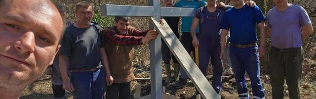 Meštani sela Mijakovca sa svojim nekadašnjim komšijama podigli novi krst