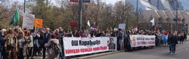 Počeo protest prosvetara: Okrenuli leđa Ministarstvu (FOTO, VIDEO)