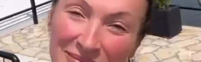 "NAJBOLJA SAM RIBA NA ESTRADI!" Pevačica pokaza telo u ŠESTOJ DECENIJI, bez grama šminke, koleginice da joj POZAVIDE! (FOTO)