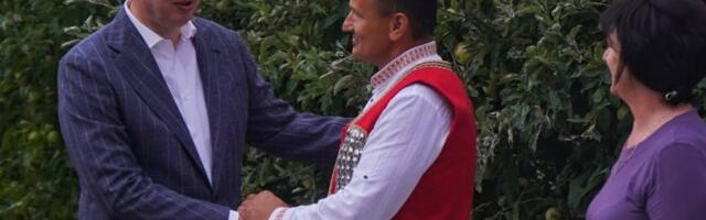 "KRAJIŠKA TRAGEDIJA JE OGROMNA" - Vučić u Banstolu posetio porodicu Radan koja je u "Oluji" proterana iz sela kod Knina