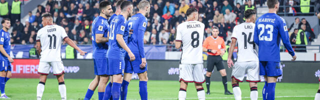 Reprezentativci izbegli katastrofu - Avion sa fudbalerima hitno sleteo zbog pucanja stakla (VIDEO/FOTO)