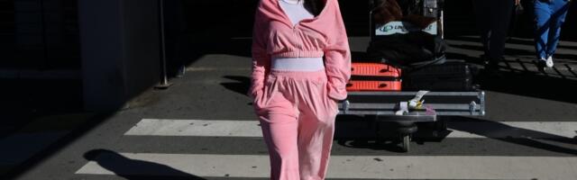 Jedva su je prepoznali: Pevačica u kapuljači i bez trunke šminke