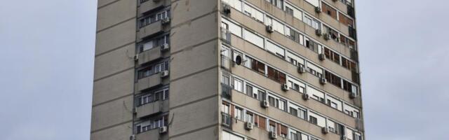 ŠOK NATPIS U ZEMUNU ZAPALIO MREŽE! Stanar poludeo zbog OVOGA, pa apelovao komšijama: "Nismo u srednjem veku, jedan vizionar je OSMILIO nešto REVOLUCIONARNO!"