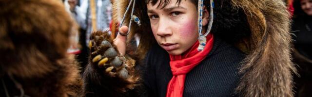 NOVOGODIŠNJI OBIČAJI ŠIROM SVETA Zašto se Rumuni maskiraju u medvede, a Danci lome tanjire?