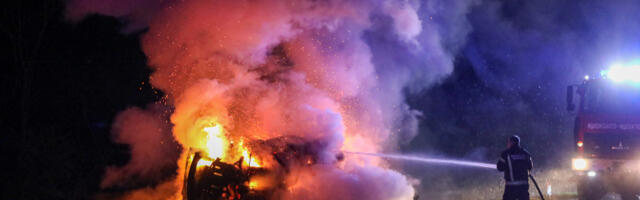 Gori automobil na autoputu Novi Sad-Beograd: Kruži jeziv snimak, vatra progutala vozilo