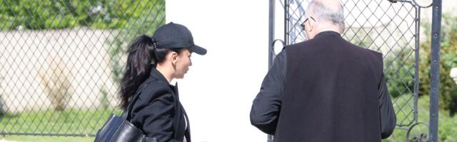 SUZE, BOL I SEĆANJE: Pevačica među prvima došla na POMEN Dragana Lazića, NAŠLA UTEHU PORED SVEŠTENIKA! (FOTO)