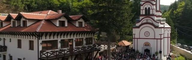Na 30 stepeni stajali u redu satima: Šta se to danas delilo u Tumanu, pa je hiljade ljudi pohrlilo tamo?