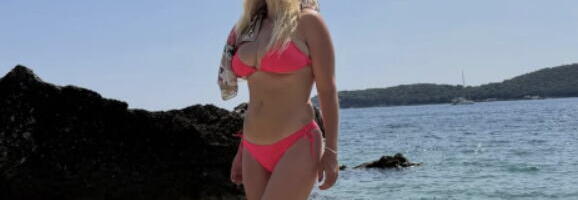 PORODILA SE PRE PET MESECI I SAD SE SKINULA U BIKINI! Nikolina rodila treće dete i pokazala savršenu liniju (FOTO)