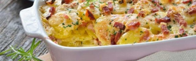 Najukusnija večera: Krompir sa slaninom i parmezanom zapačen u rerni (RECEPT)