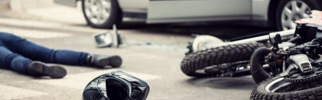 STRAVIČNA FOTOGRAFIJA S MESTA NESREĆE: Motorista stradao, oba vozila potpuno smrskana! (FOTO)