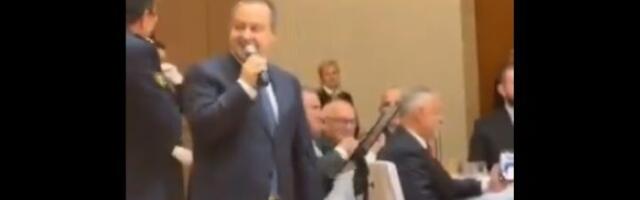 Dačić kao neuspešni šlager pevač: Ispunjava (muzičke) želje Vučića (VIDEO)