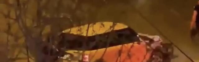 Uništena vozila i fasada zgrade u Mokranjčevoj nakon udesa, stanari bezuspešno traže usporavače