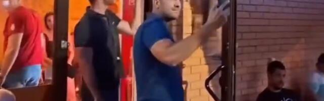 Novosađani okružili kafić u kom su funkcioneri SNS - letela jaja (VIDEO)