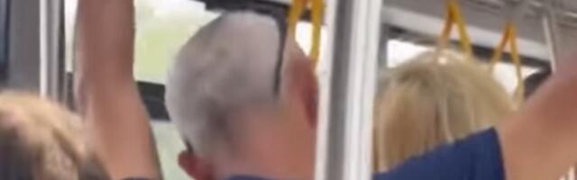 Čovek čupao i udarao ženu u autobusu, svi se pravili ludi (VIDEO)