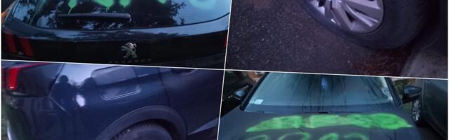 NE PRESTAJE FAŠIZAM BLOKADERA! Stravične poruke na automobilu policajaca u Rakovici, izbušili i gume: POZIVAJU NA LINČ PRIPADNIKA MUP (FOTO)