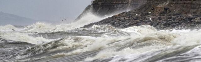 Nemačka na udaru snažnog nevremena: Duva vetar jačine uragana, sneg pravi haos, opasnost od olujnog talasa