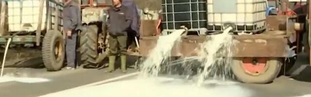 Poljoprivrednici proširili blokadu: "Frizerski salon iz Novog Sada uvozi sir i kajmak, katastrofa"