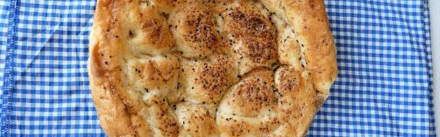 Brza pogača sa jogurtom koja uspeva i početnicima: Ne morate da čekate da naraste, a neodoljiva je i sutradan!