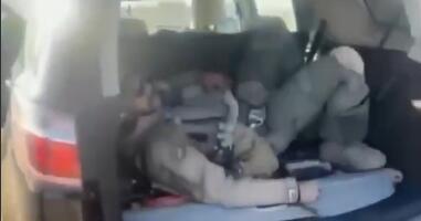 AMERIČKOG PILOTA IZ OBORENOG F-15 STRPALI U PRTLJAŽNIK AUTOMOBILA? Kruži neverovatan snimak iz Kuvajta! (VIDEO)