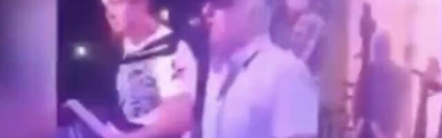 SRAMNO! GITARISTA KRADE BAKŠIŠ DEJANU MATIĆU ISPRED NOSA! Iskoristio priliku dok drugi ne gledaju, ali je KAMERA SVE ZABELEŽILA (VIDEO)