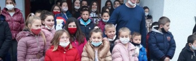 DANILO VUČIĆ OBRADOVAO MALIŠANE, predsednikov sin podelio paketiće deci na Kosovu!